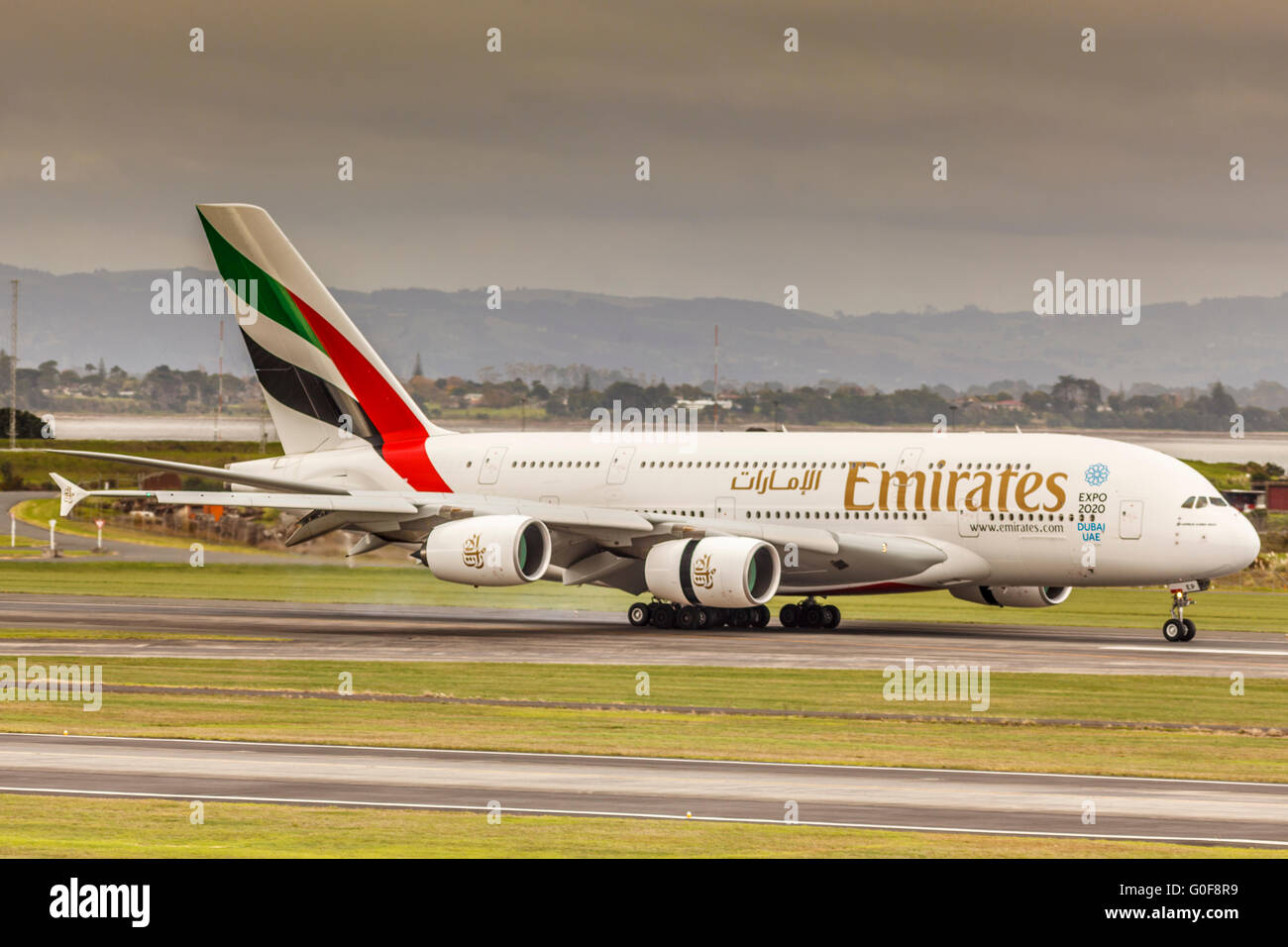 Emirates Airline Airbus A380 aerei jet super jumbo appena atterrato sulla pista di AKI aeroporto,Auckland,l'isola nord,Nuova Zelanda Foto Stock
