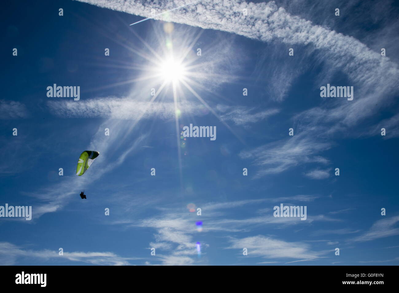 Parapendio nel cielo nelle Alpi Bavaresi in Foto Stock