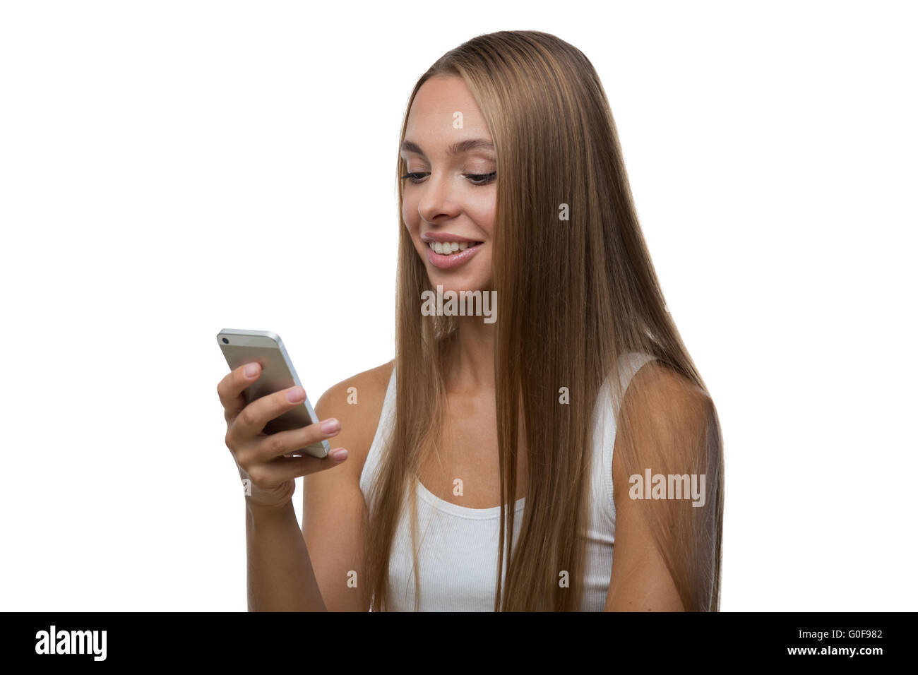 La donna guarda lo schermo dello smartphone e sorrisi Foto Stock