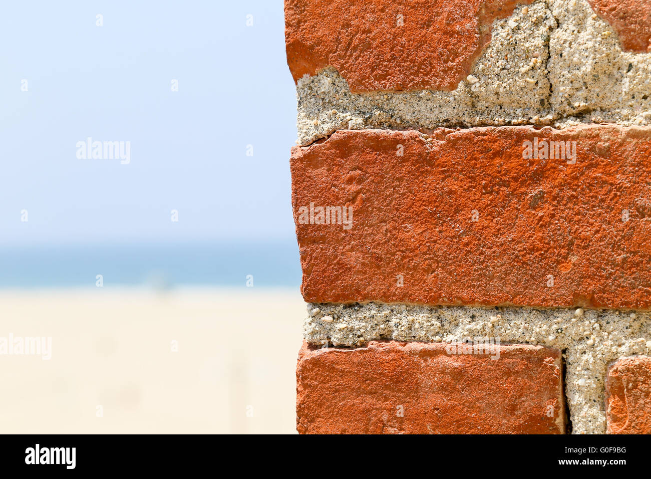 Mattoni e spiaggia Foto Stock