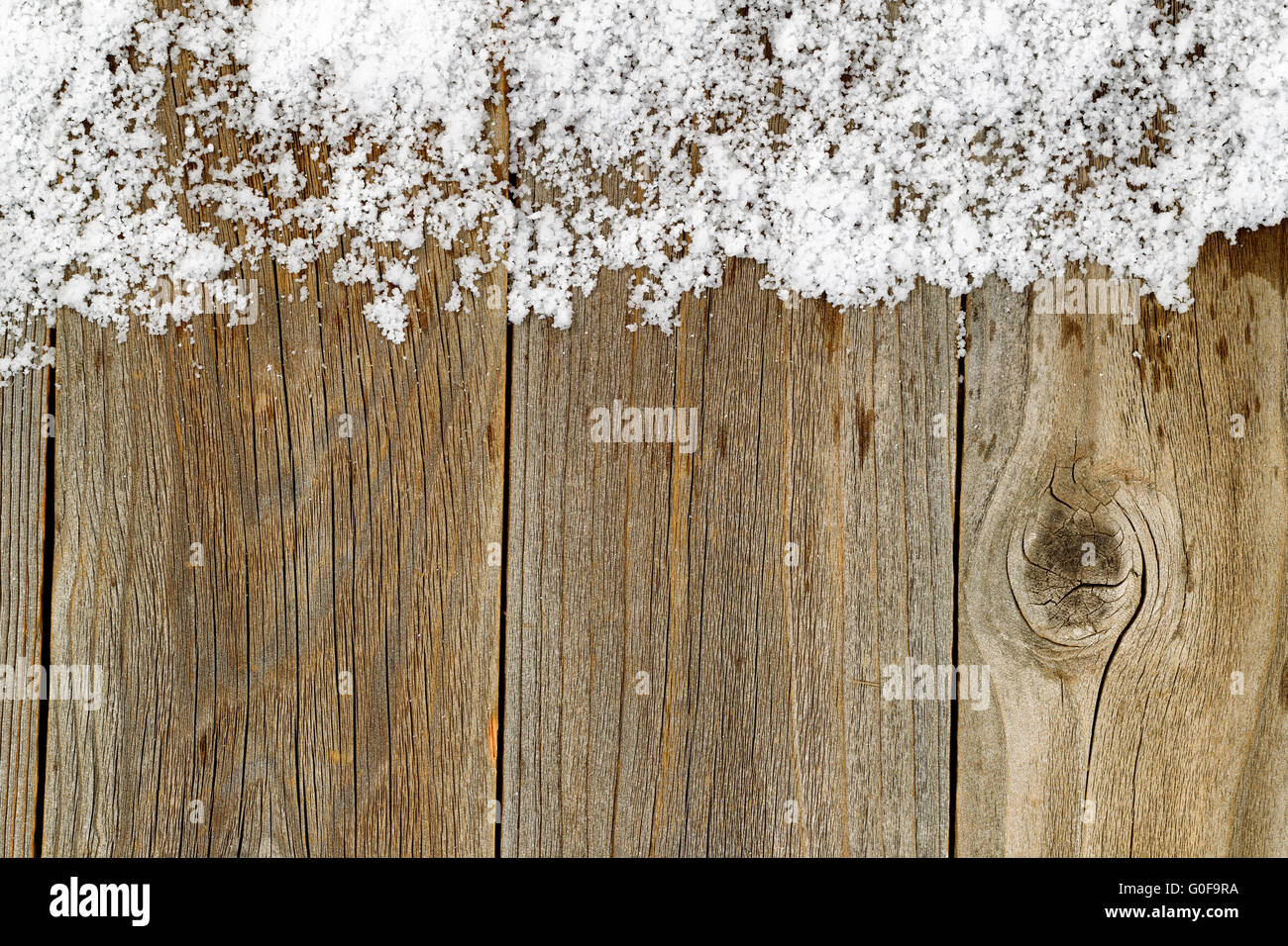 Bordo di Natale decorazione con neve su rustiche tavole in legno Foto Stock