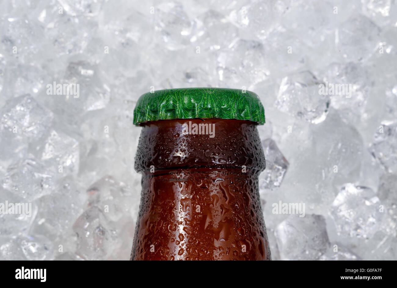 Singola bottiglia di birra cap raffreddamento sul palo di ghiaccio Foto Stock