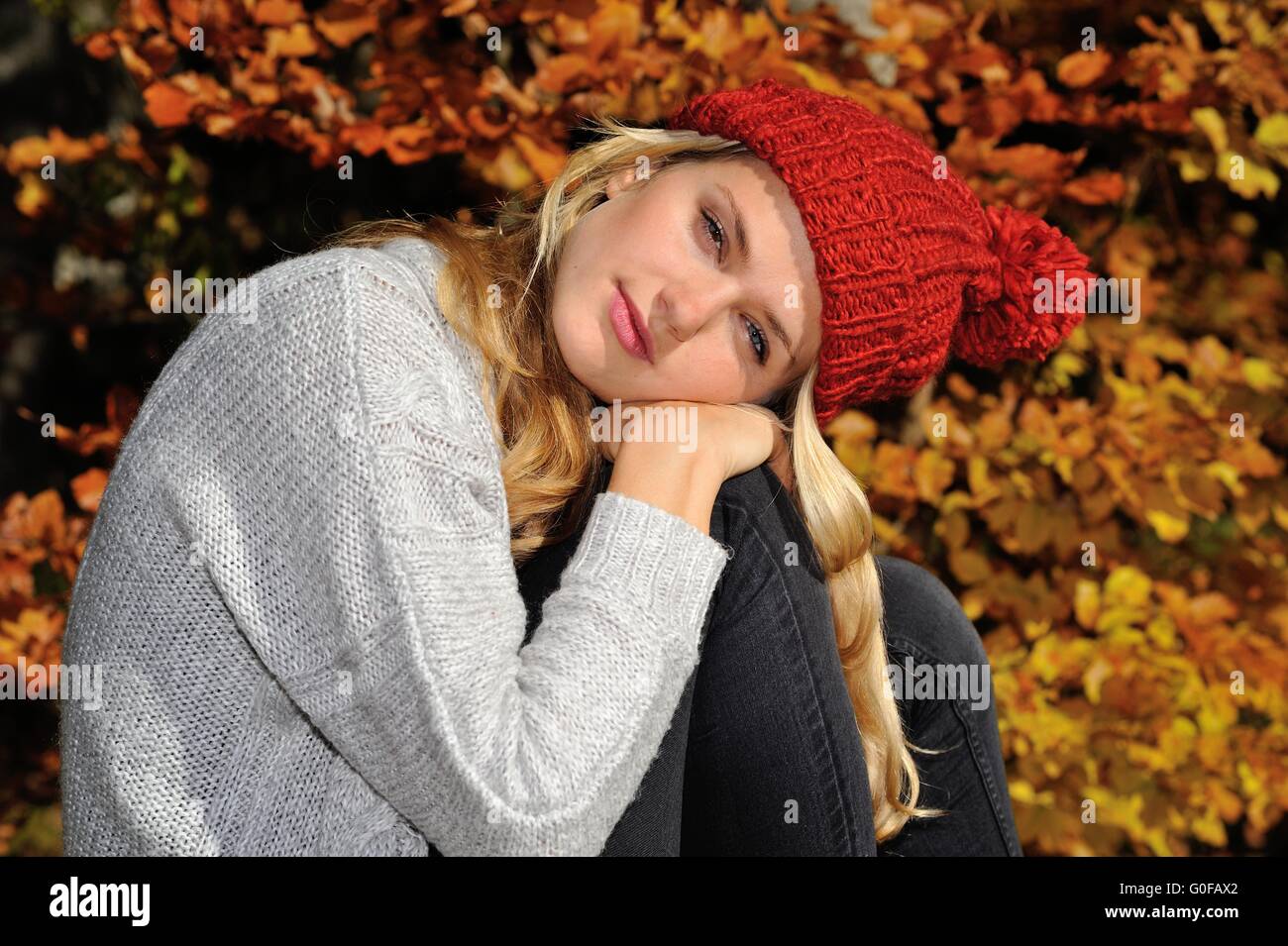 Giovane donna con cappuccio rosso Foto Stock