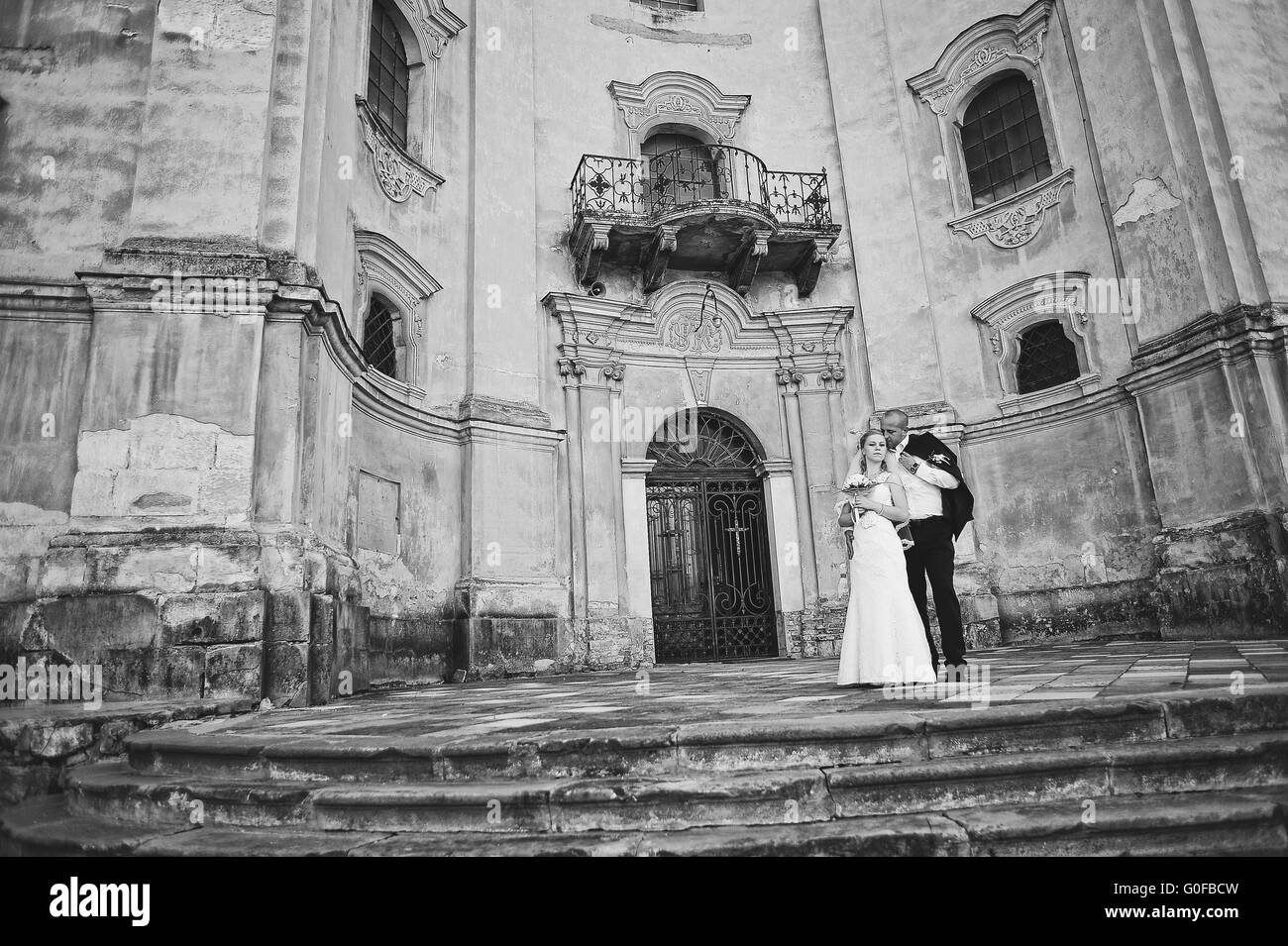 Appena una coppia sposata a piedi nell'amore alla Chiesa vecchia Foto Stock