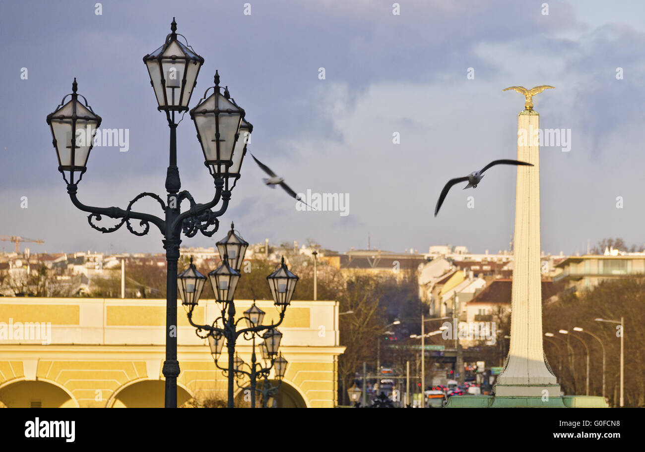 Lanterne e obelisco con golden eagle di palazzo Schoenbrunn, Vienna Foto Stock