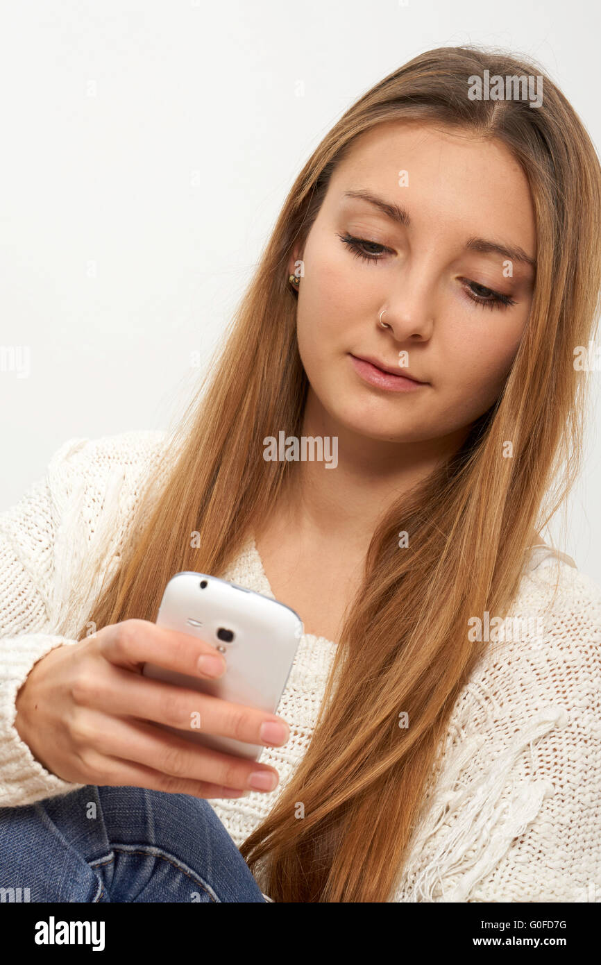 Giovane donna con il suo smart phone Foto Stock