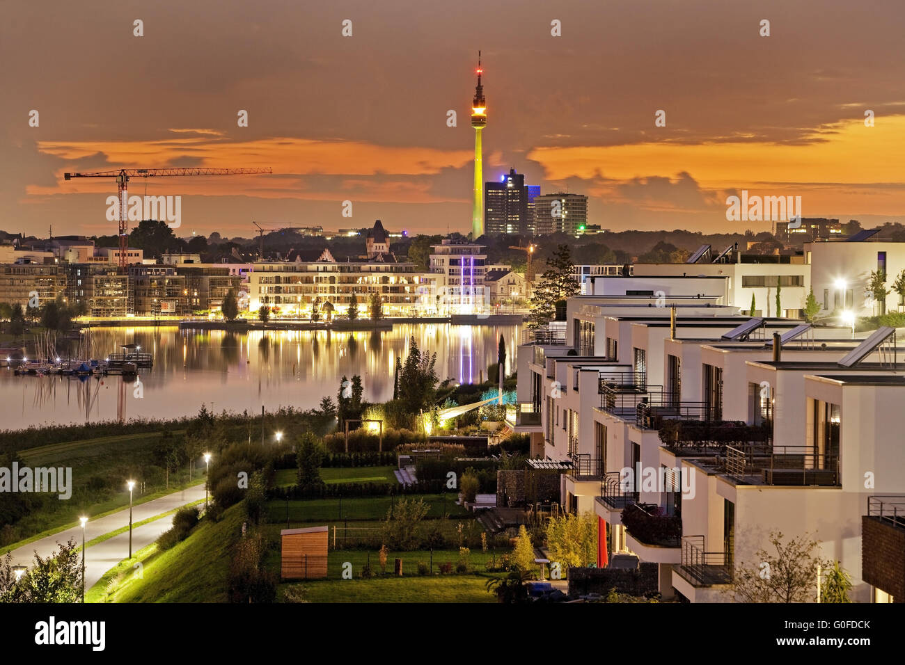 Lago di Phoenix con aree residenziali e la torre di Florian al tramonto crepuscolo, Dortmund, la zona della Ruhr Foto Stock