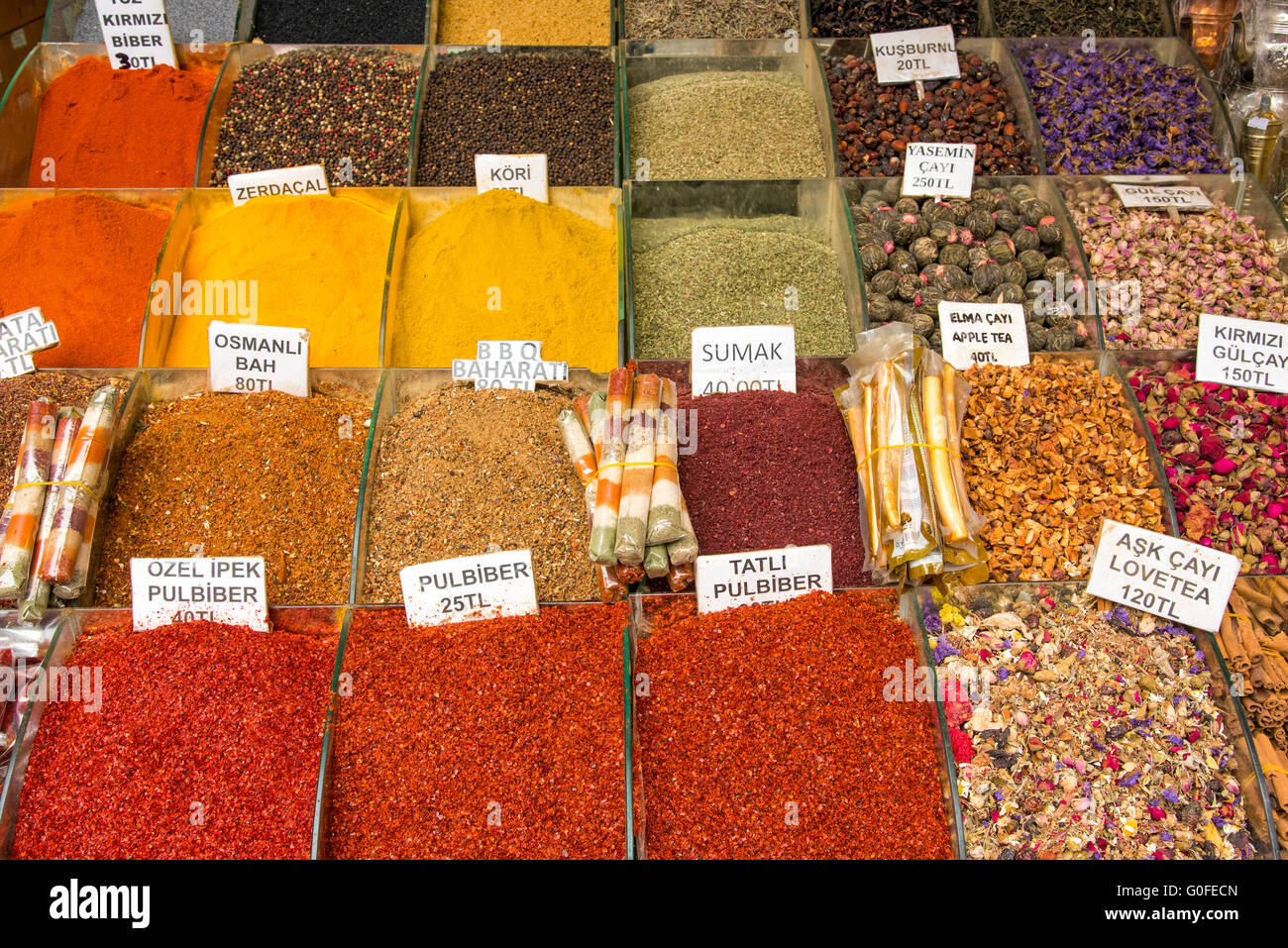 Spezie e tè presso il mercato delle spezie di Istanbul, Turchia Foto Stock