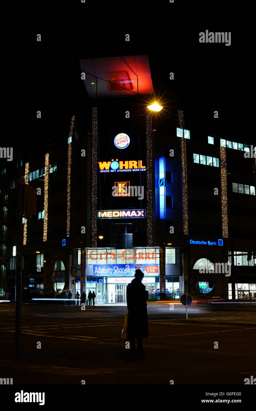 Il popolare centro Shopping City Carré nel centro di Magdeburg di notte Foto Stock