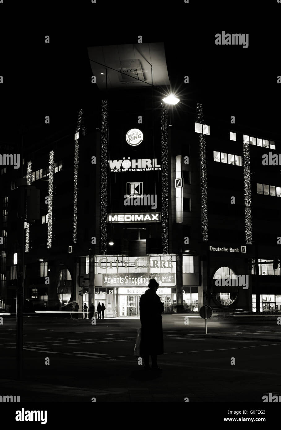Il popolare centro Shopping City Carré nel centro di Magdeburg di notte Foto Stock