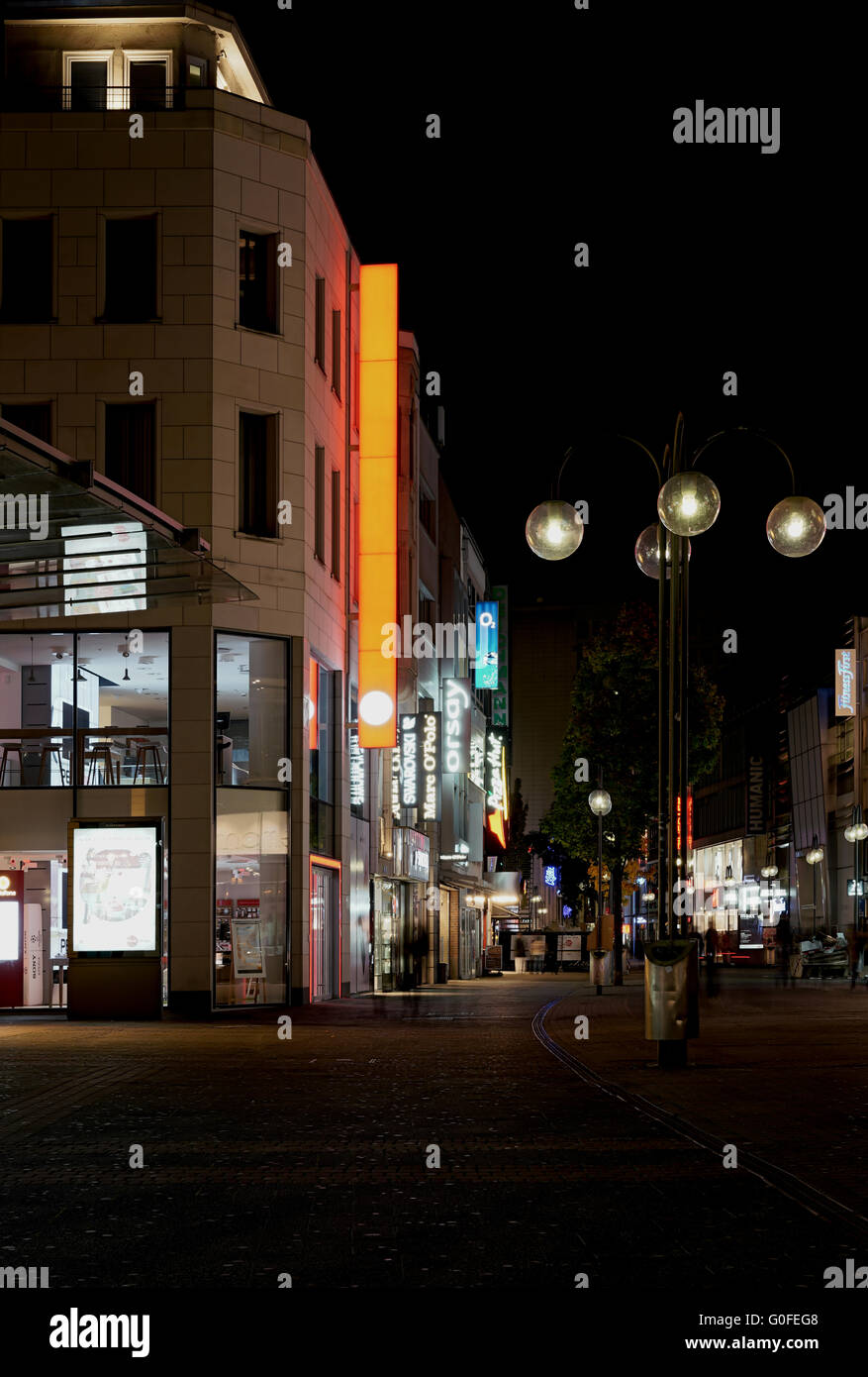 Via dello shopping nel centro di Colonia di notte Foto Stock