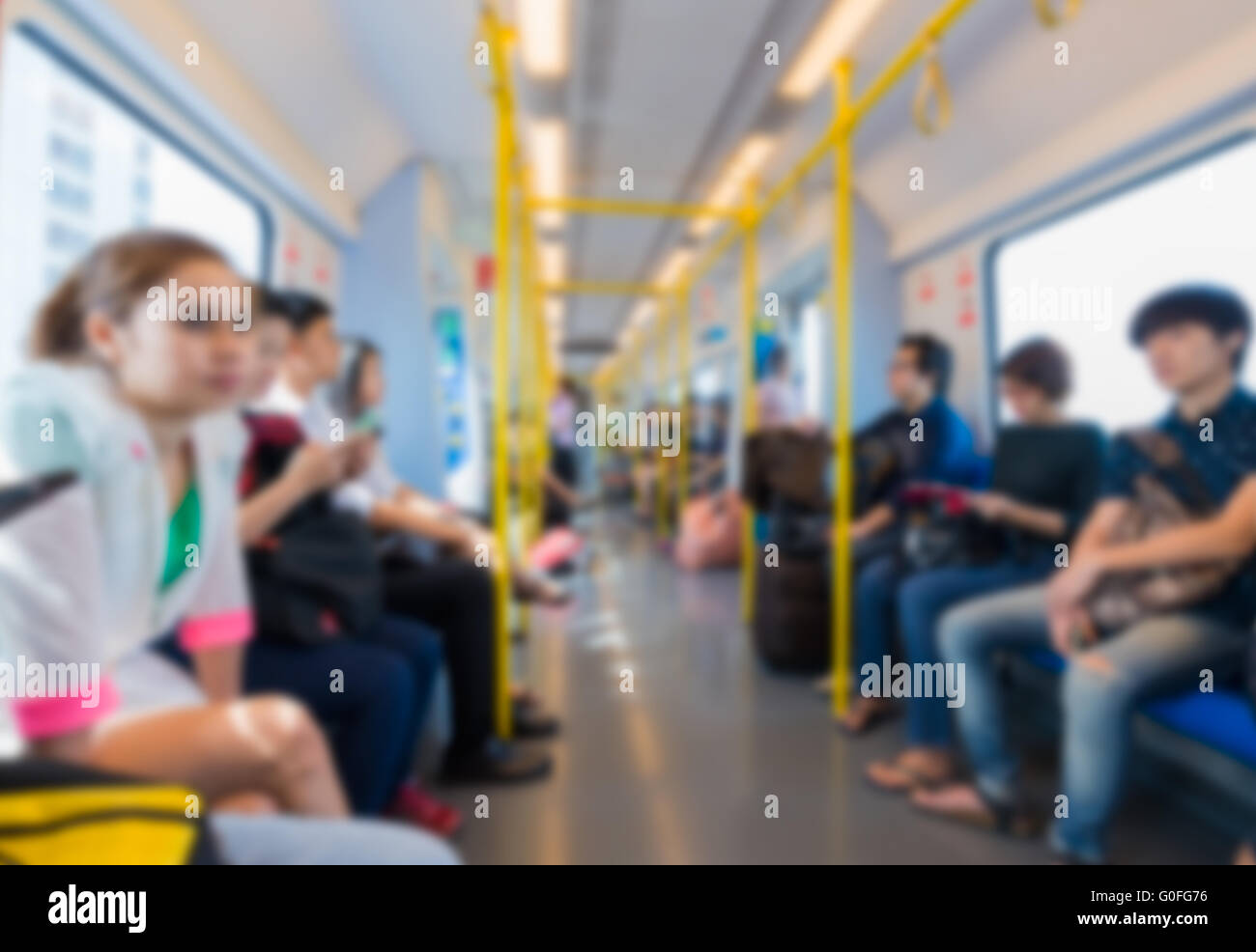 I passeggeri seduti in un treno della metropolitana Foto Stock