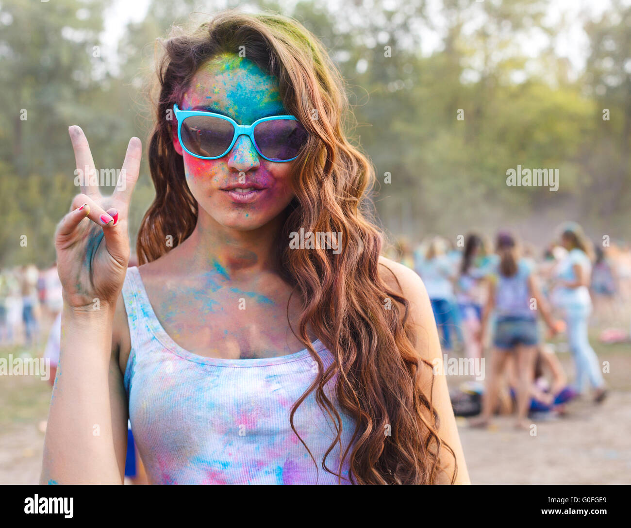 Felice giovane ragazza su Holi festival a colori Foto Stock