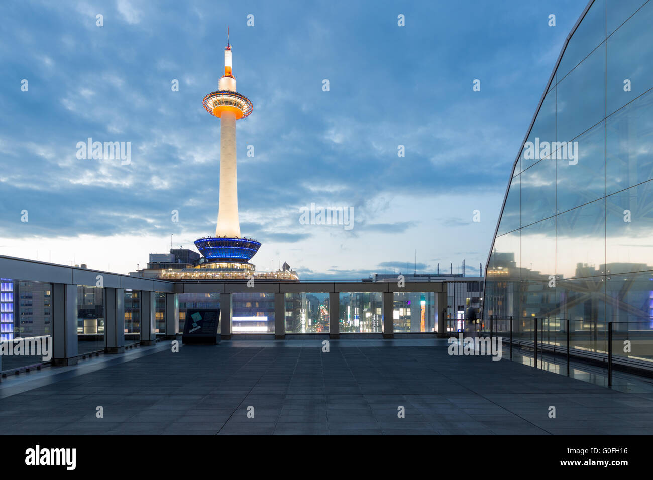 Crepuscolo illumina di Kyoto Tower Blue ora sera nessuno Foto Stock