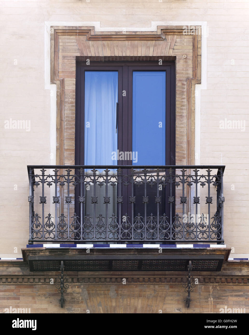 Balcone decorativo di una casa di Siviglia Foto Stock