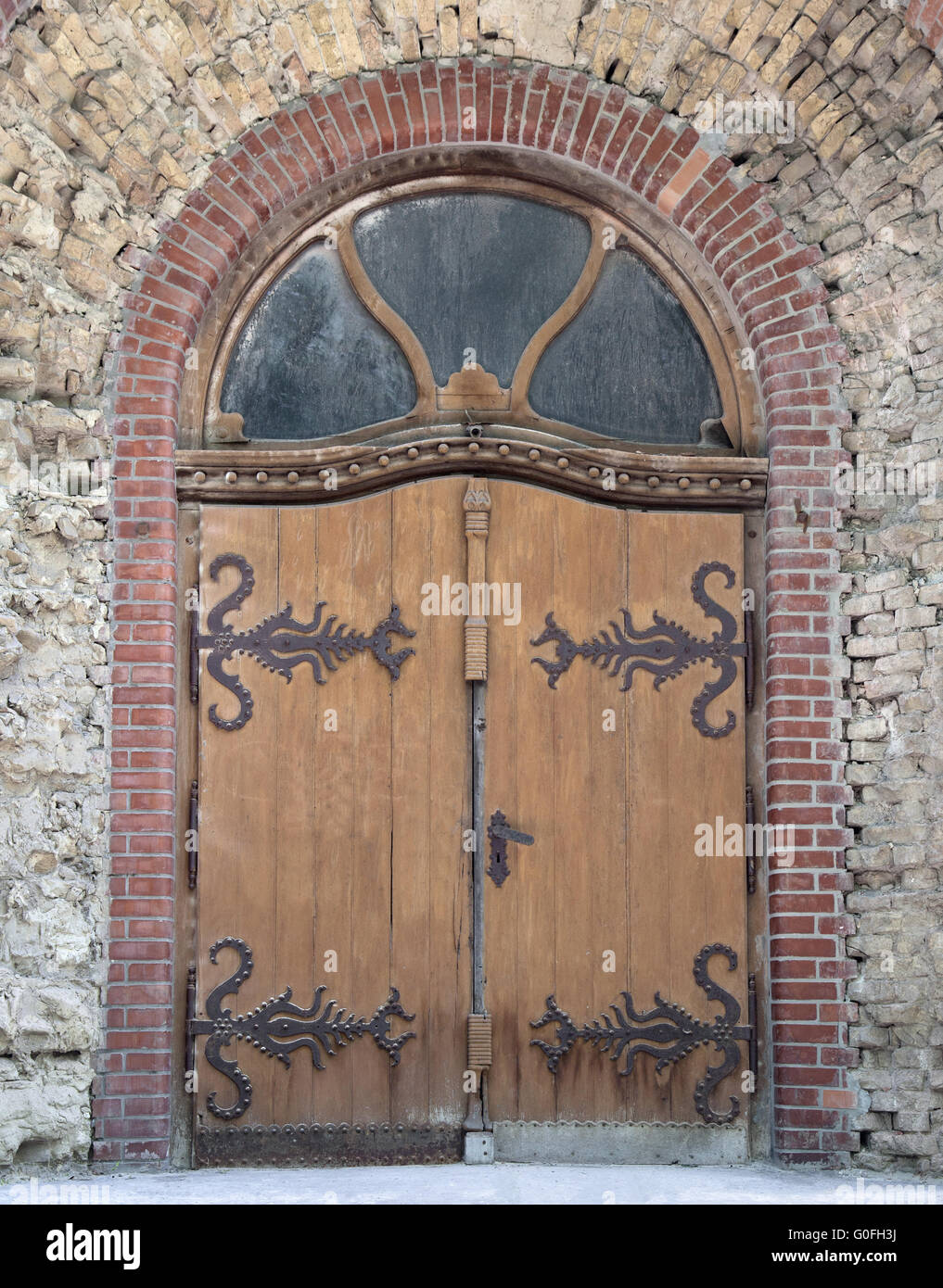 Antico cancello di legno di una casa medioevale Foto Stock