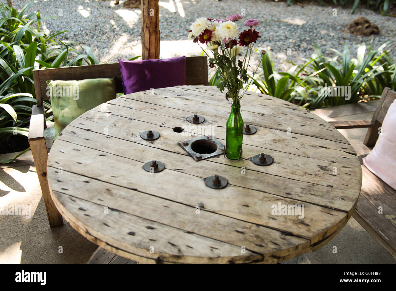 Tavolo in legno nel ristorante fatto da materiale riciclato Foto Stock