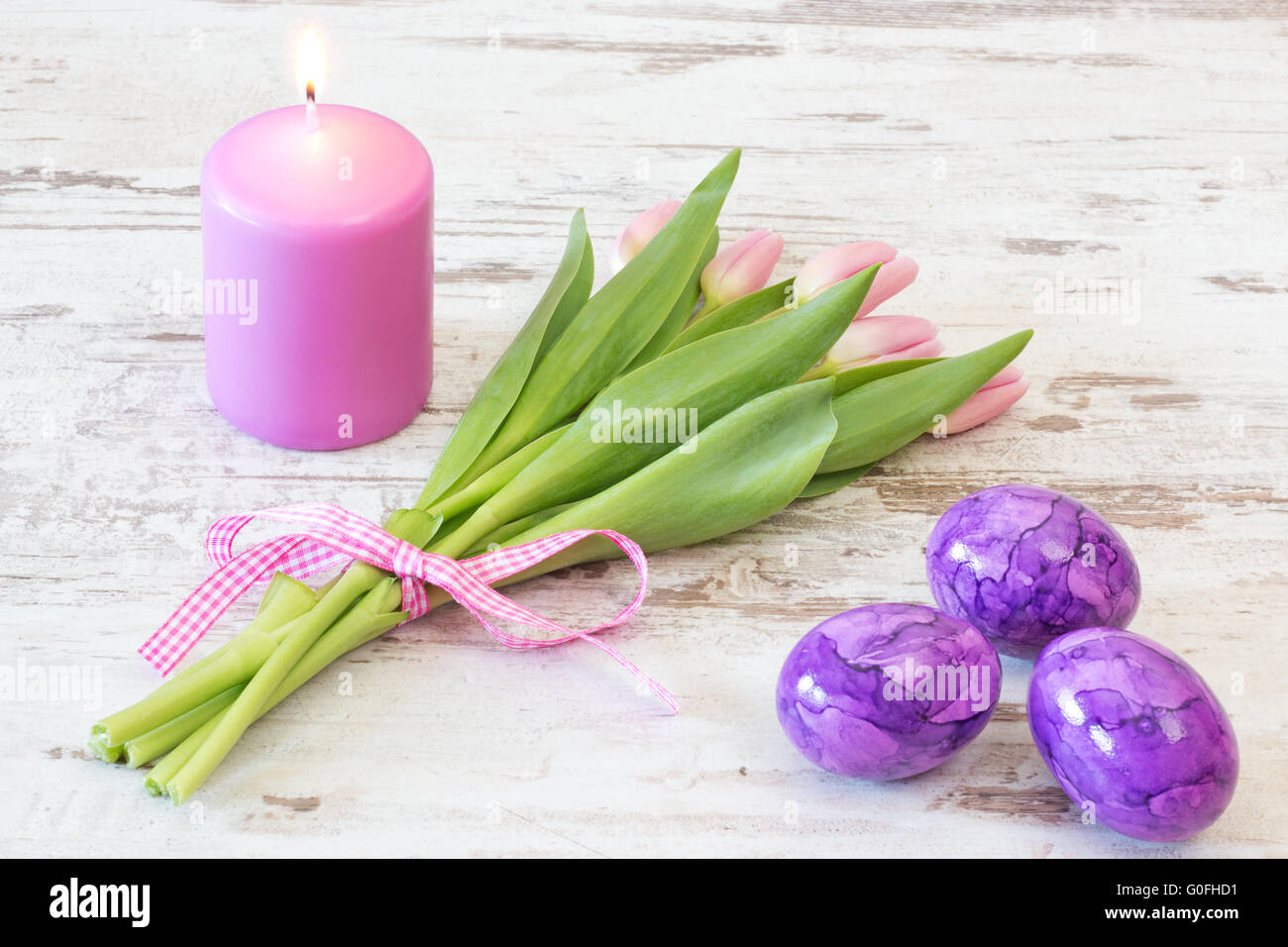 Cero pasquale con tulipani e uova Foto Stock