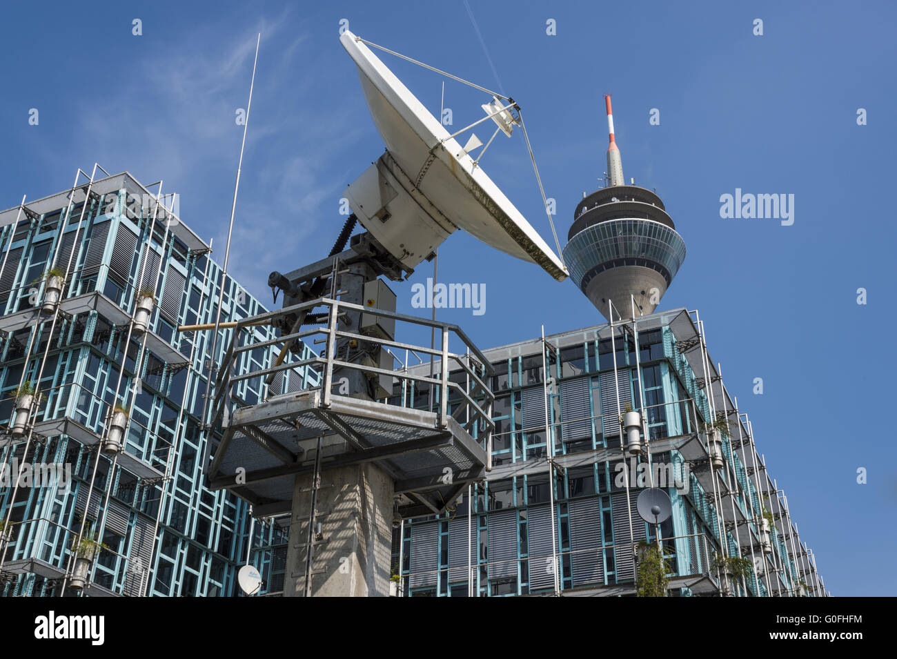 Antenna satellitare della WDR su WDR-building. Foto Stock