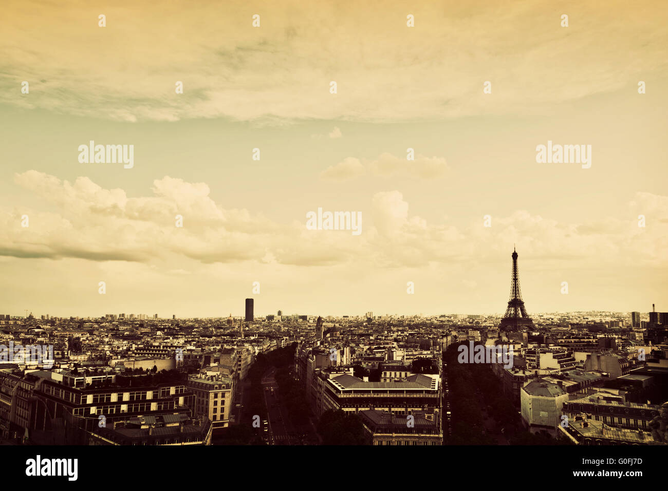 Tetto a vista sulla Torre Eiffel da Arc de Triomphe. Giornata di sole Foto Stock