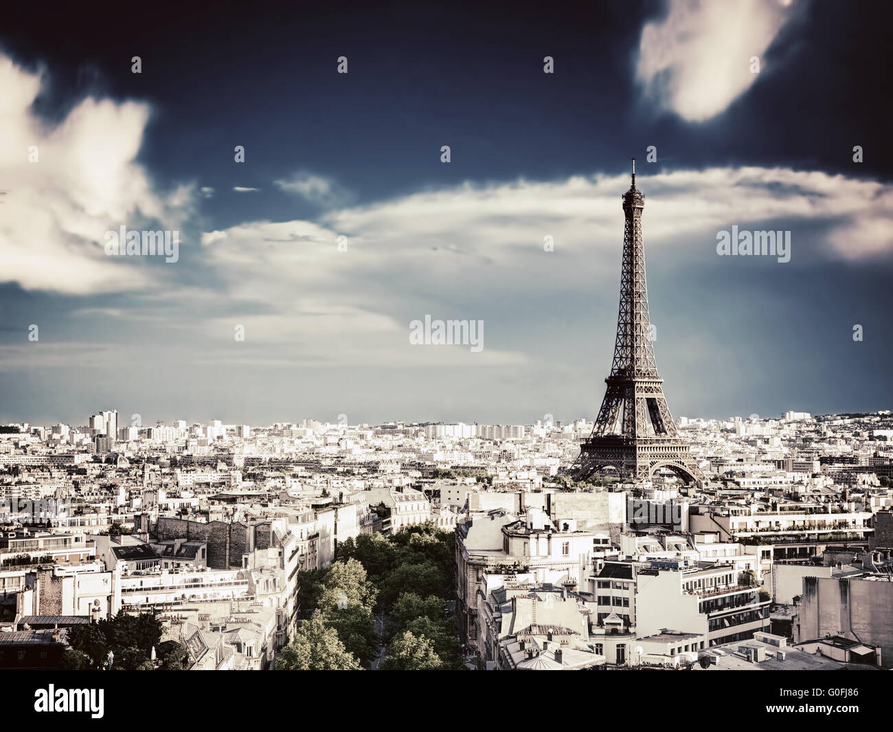 Tetto a vista sulla Torre Eiffel, Parigi, Francia Foto Stock