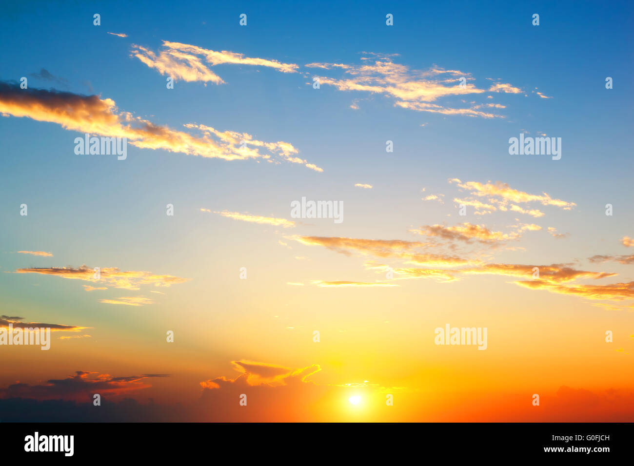 Cielo di tramonto perfetto sfondo. Sole che splende attraverso le nuvole Foto Stock
