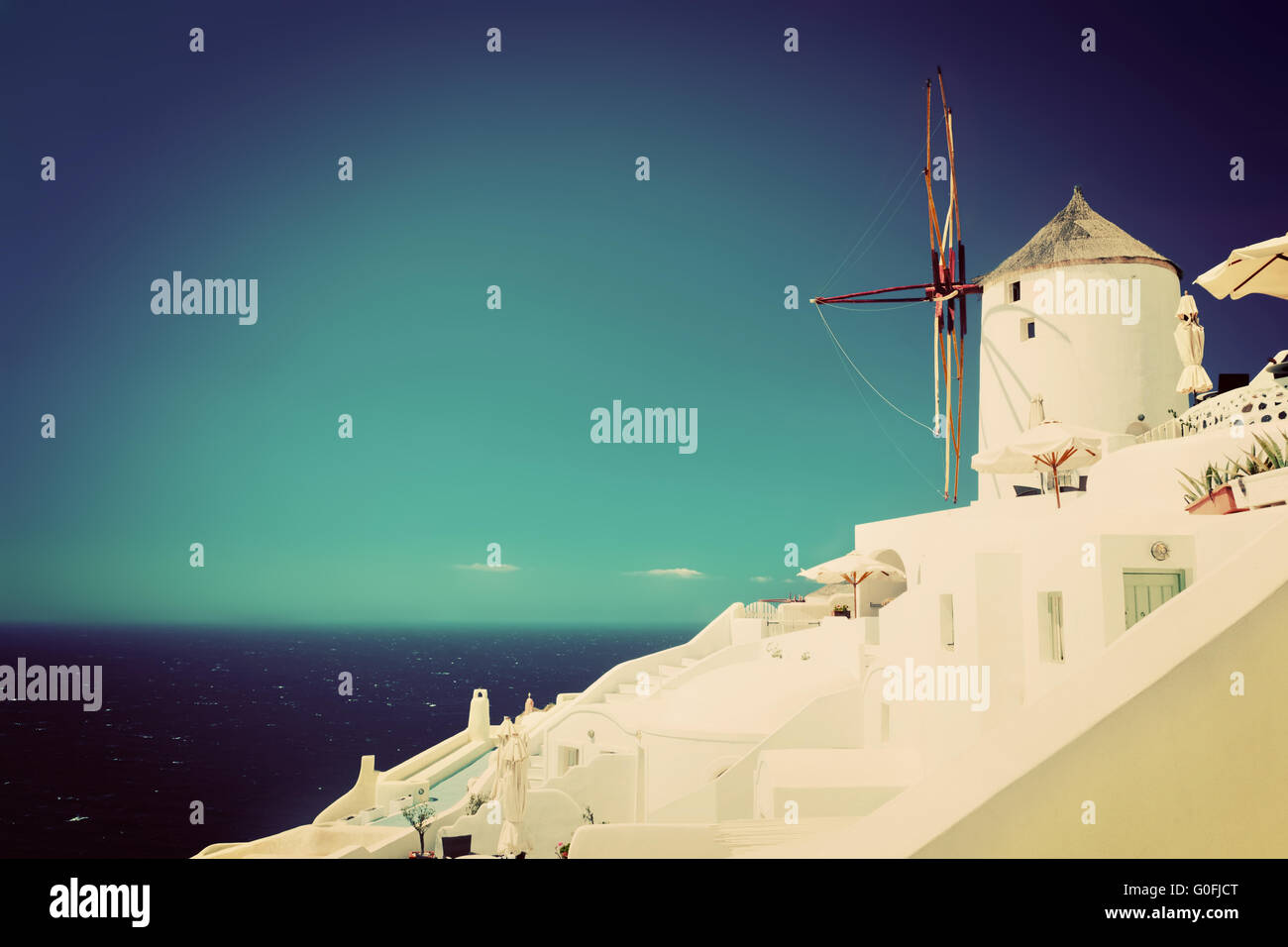 La cittadina di Oia sull isola di Santorini, Grecia. Famosi mulini a vento Foto Stock