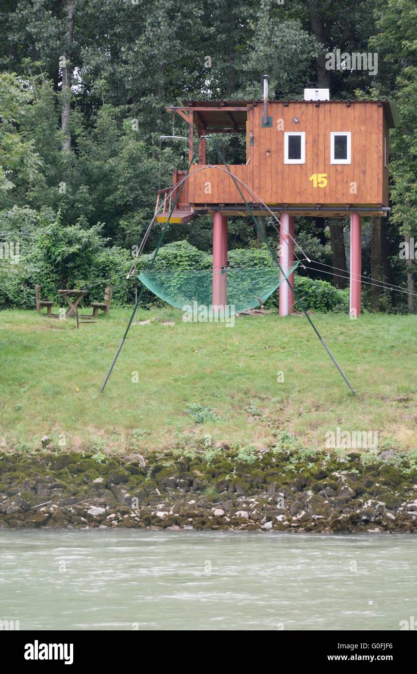 Pesca sul fiume rifugio con net Foto Stock