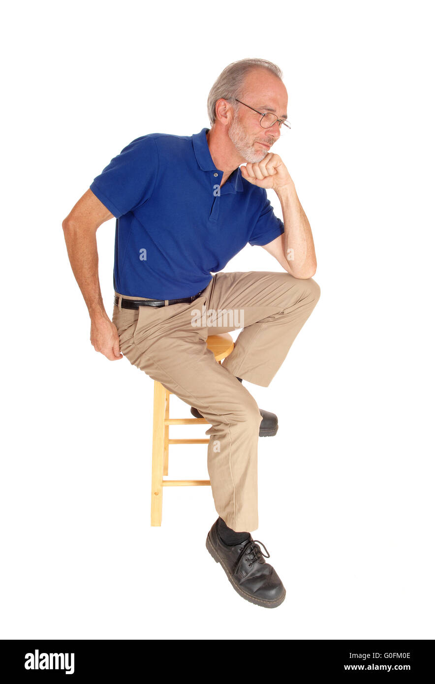 Il vecchio uomo seduto sulla sedia di pensare. Foto Stock