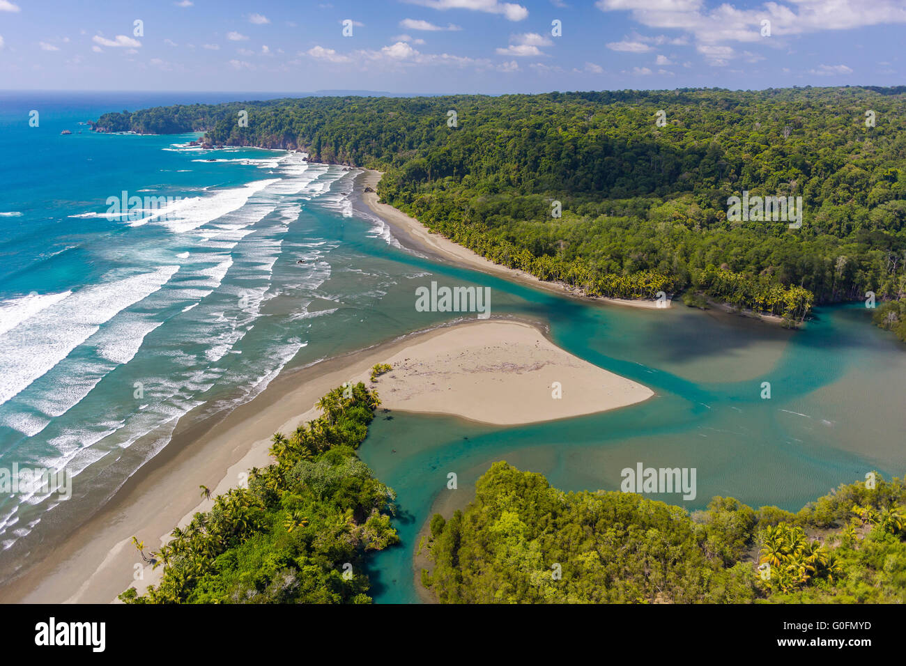 Parco nazionale di Corcovado, COSTA RICA - Rio Claro si svuota nel Oceano Pacifico, Osa Peninsula foresta di pioggia. Foto Stock