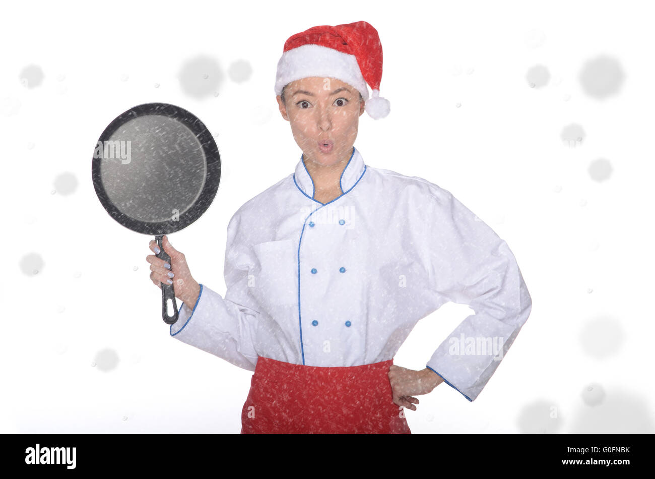 Sorpreso chef asiatico con padella e cappello di Natale Foto Stock