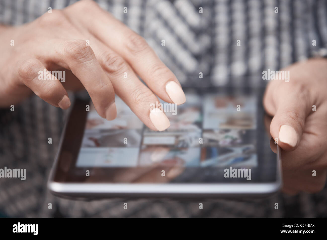 Donna con computer tablet Foto Stock