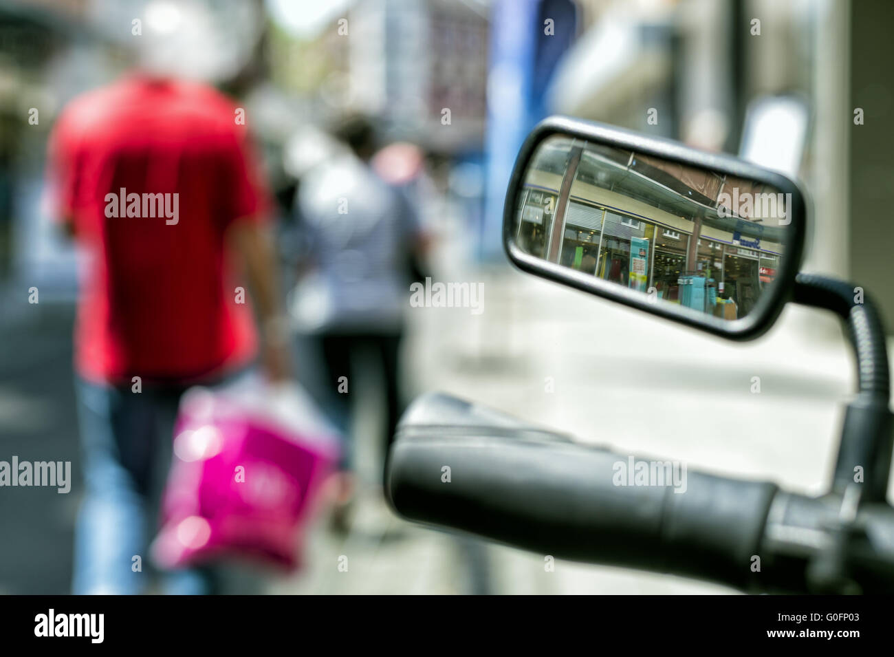 Scena di strada con lo specchietto retrovisore di una bicicletta Foto Stock