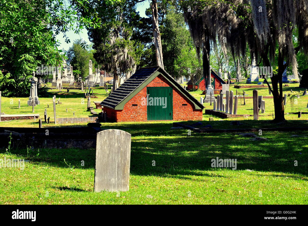 New Bern, North Carolina: lapidi in pietra e mattone sopra la superficie del suolo sepoltura archivio storico a Cedar Grove cimitero * Foto Stock