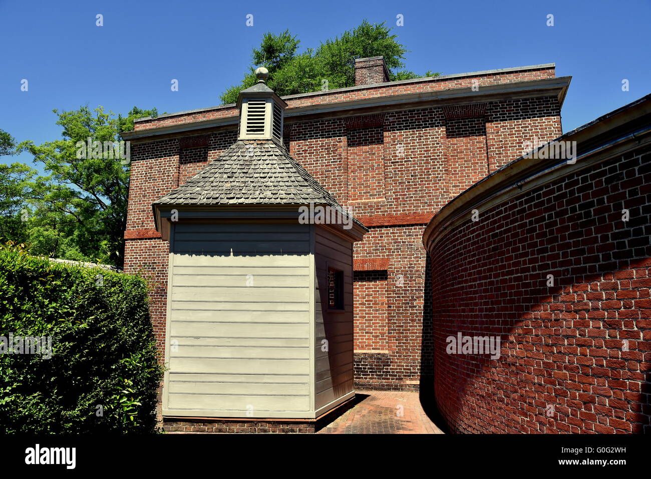 New Bern, North Carolina: Privato in legno ricurvo di parete colonnato, e maneggio ala ad 1770 Tryon Palace Foto Stock