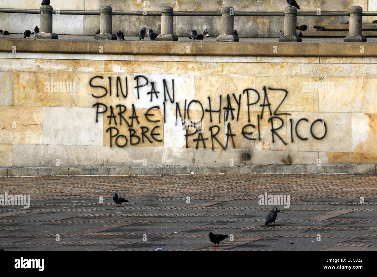 Senza pane per i poveri non ci sarà pace per i ricchi. Protesta graffiti in una parete a Plaza Bolivar, Bogotà, Colobmia. Foto Stock