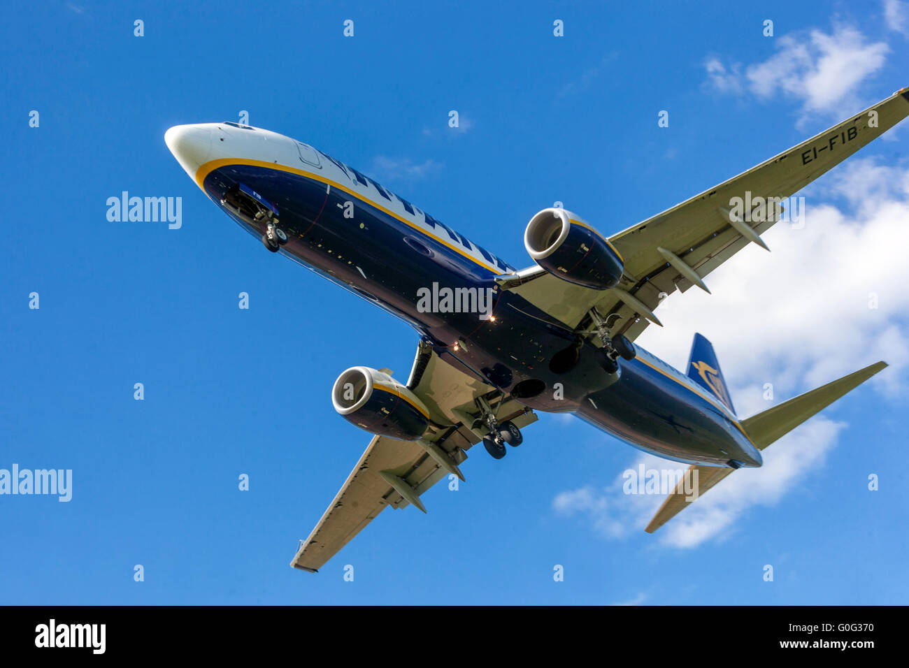 Boeing 737 atterraggio aereo Ryanair in avvicinamento a Praga, Repubblica Ceca Foto Stock