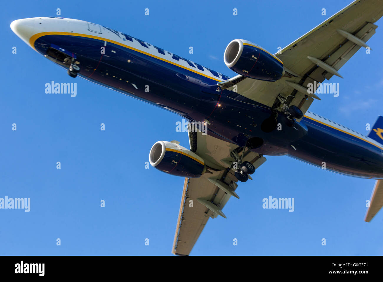 Boeing 737 Ryanair aereo atterraggio approdo Foto Stock