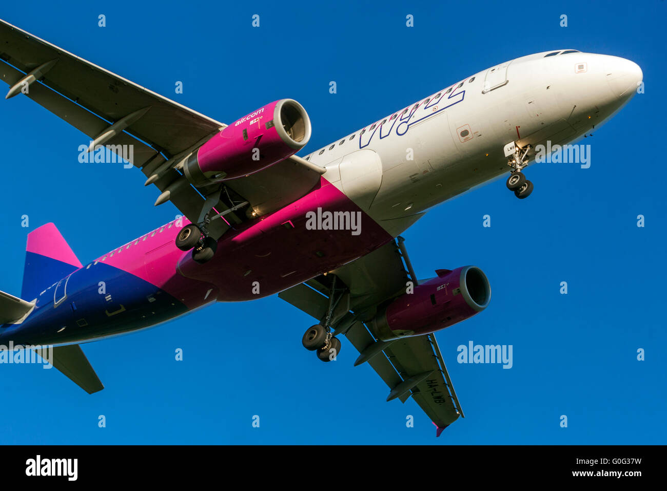 Wizz Air Plane Airbus A320 in avvicinamento per un atterraggio, Praga Repubblica Ceca Europa aereo Jet Airline low-cost passeggeri di linea sotto la vista Foto Stock