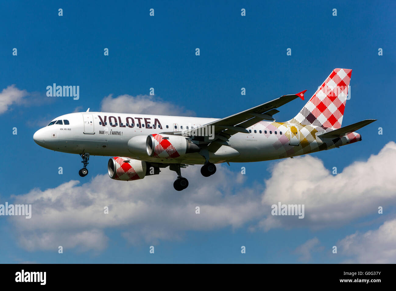 Aereo Airbus A319 Volotea compagnia aerea low-cost in avvicinamento per atterrare a Praga, Repubblica Ceca Foto Stock