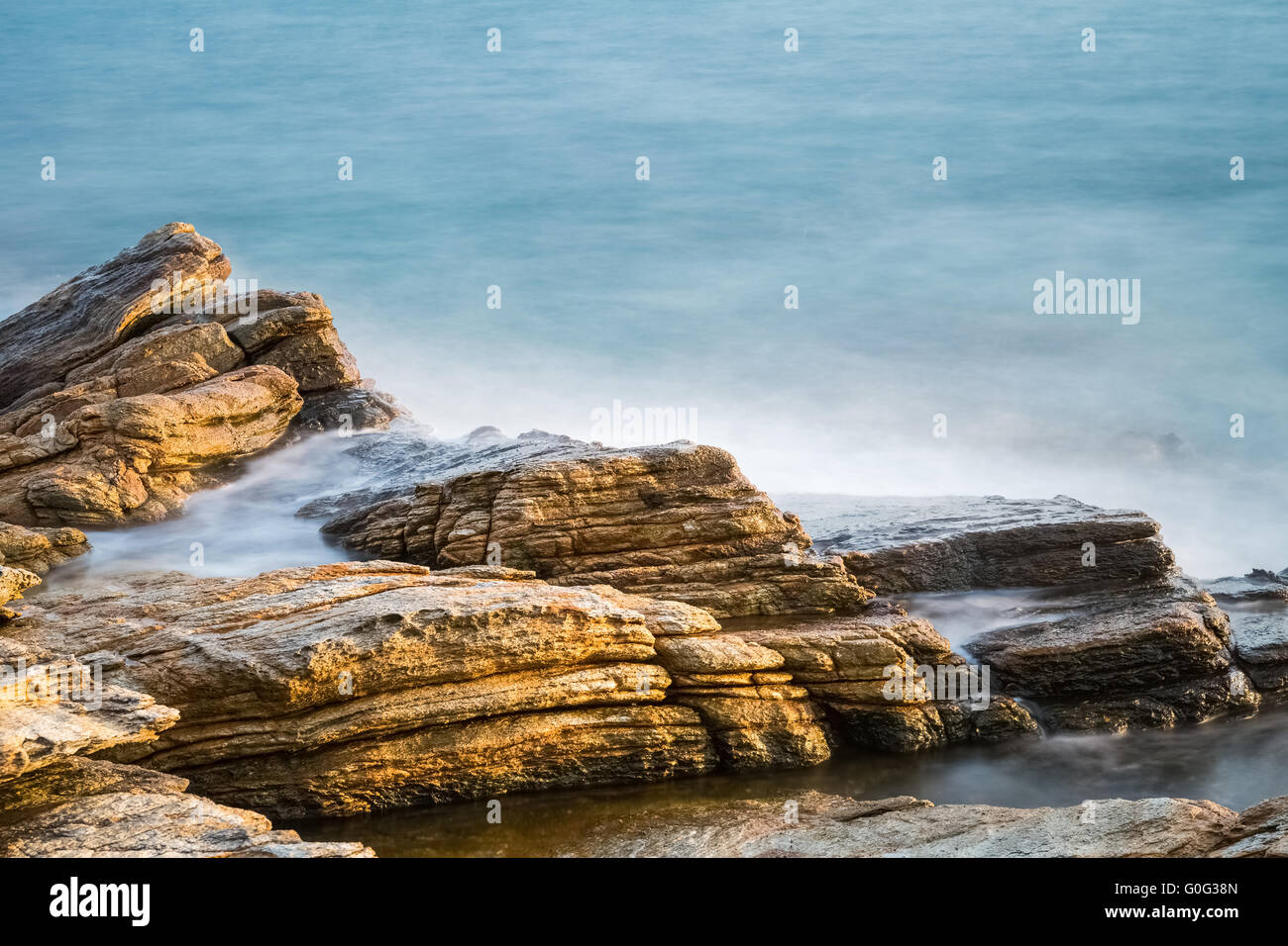 Rocce di mare di sunrise Foto Stock