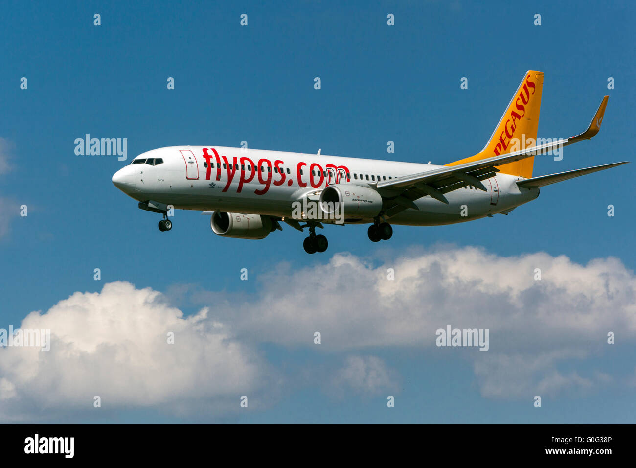 Aereo Boeing 737-800 Pegasus si avvicinano per un atterraggio, Ruzyne di Praga, Repubblica Ceca Foto Stock
