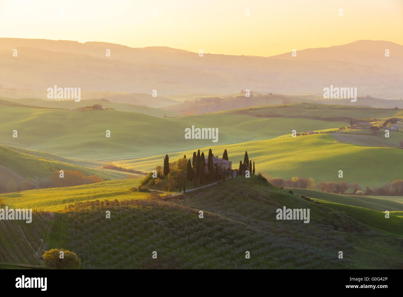 Un unico agriturismo in un paesaggio toscano di sunrise Foto Stock