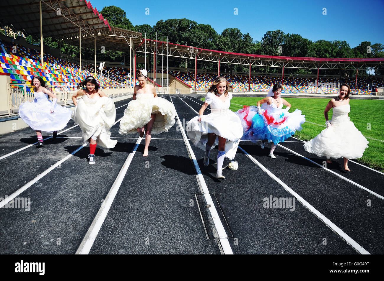 Funny brides sul tapis roulant all'aperto su stadium Foto Stock