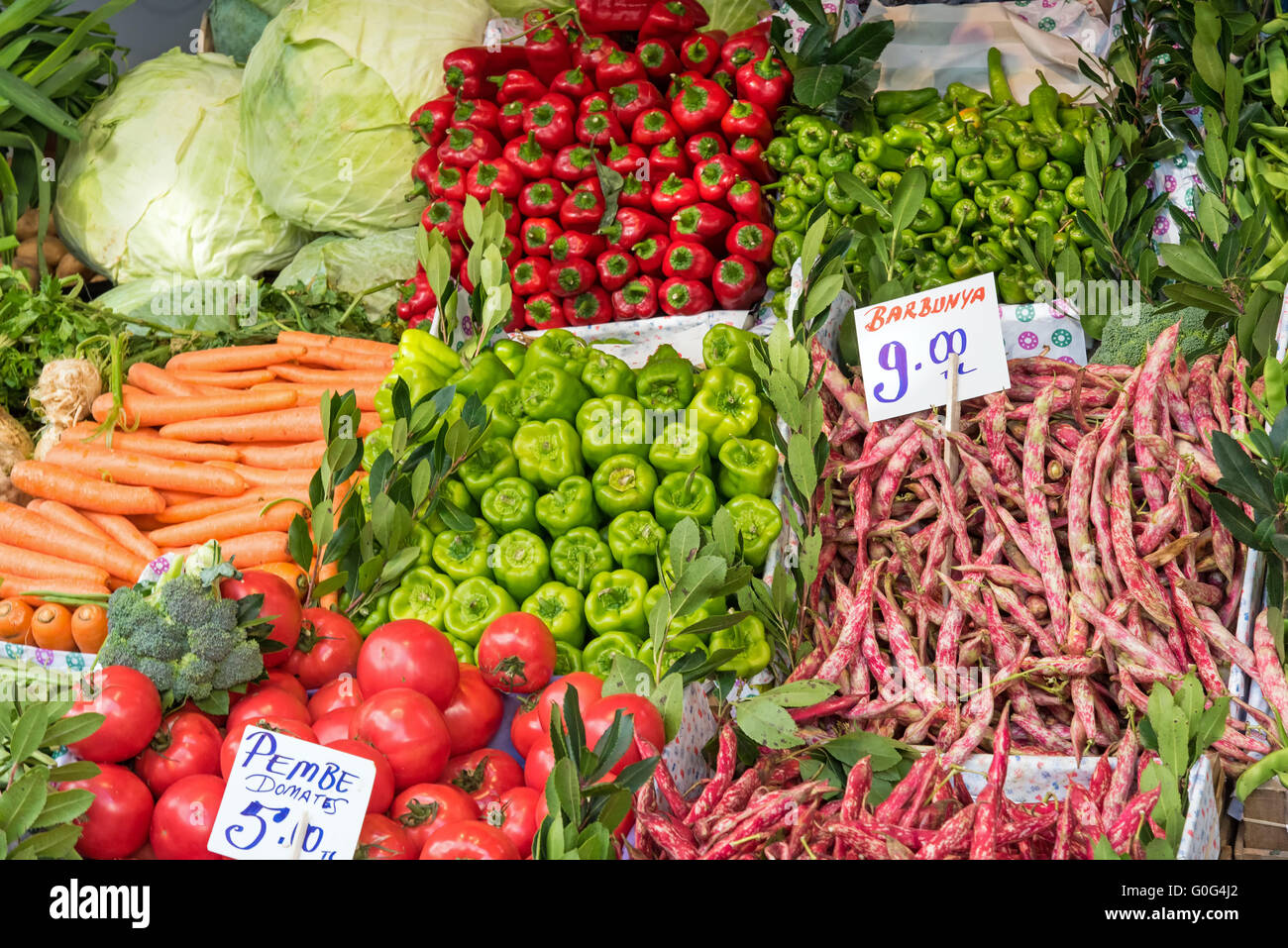 Grande scelta di verdure in un mercato di Istanbul, Turchia Foto Stock