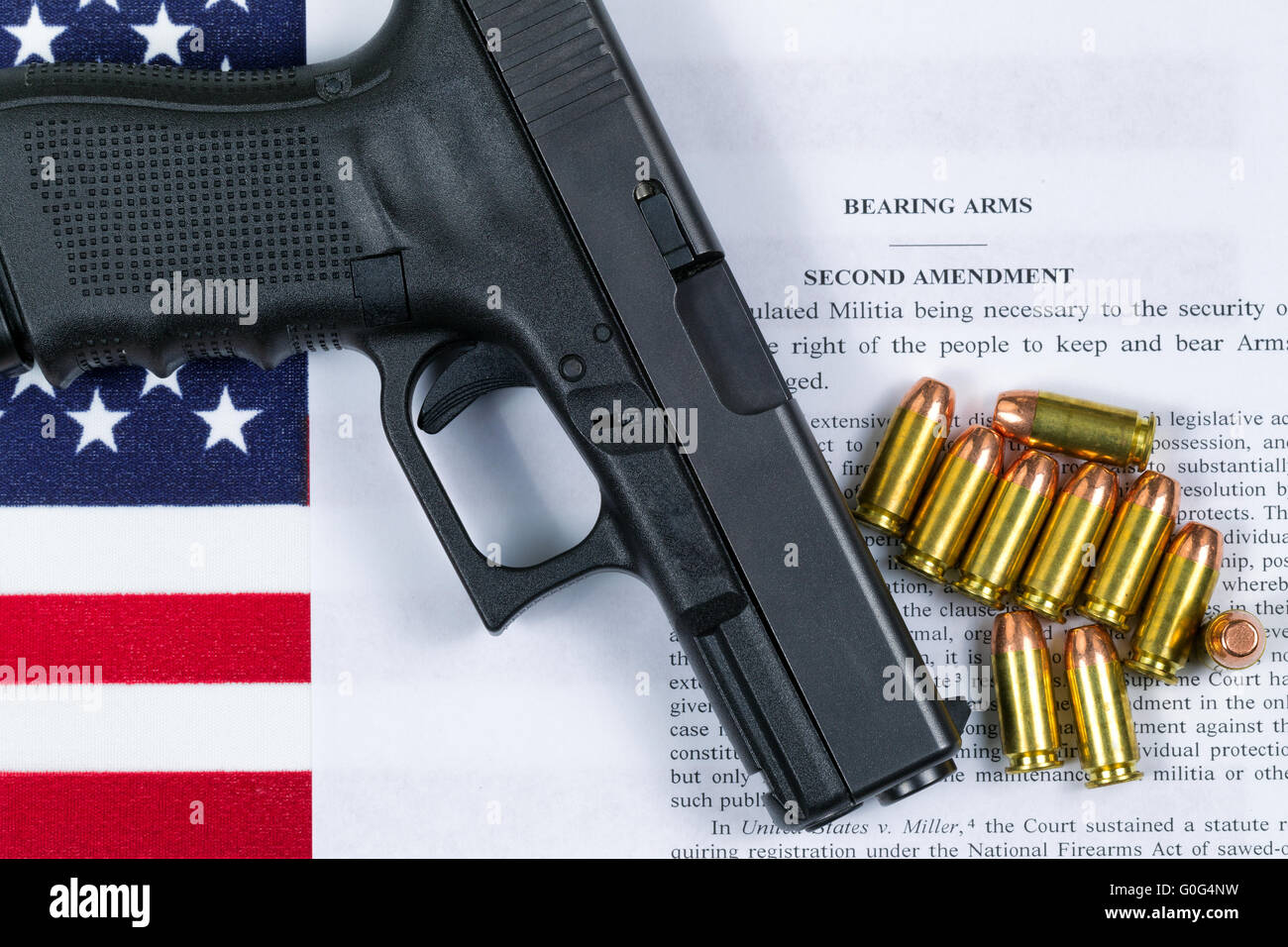Pistola con la bandiera e la carta americana per il diritto di portare le armi Foto Stock