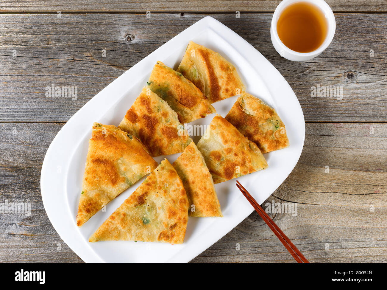 Fritti frittelle asiatici con tè in bianco ciotola di legno rustico Foto Stock