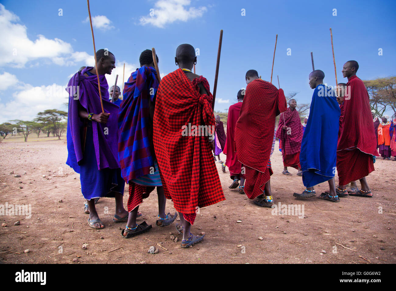Maasai gli uomini nella loro danza rituale nel loro villaggio in Tanzania, Africa Foto Stock