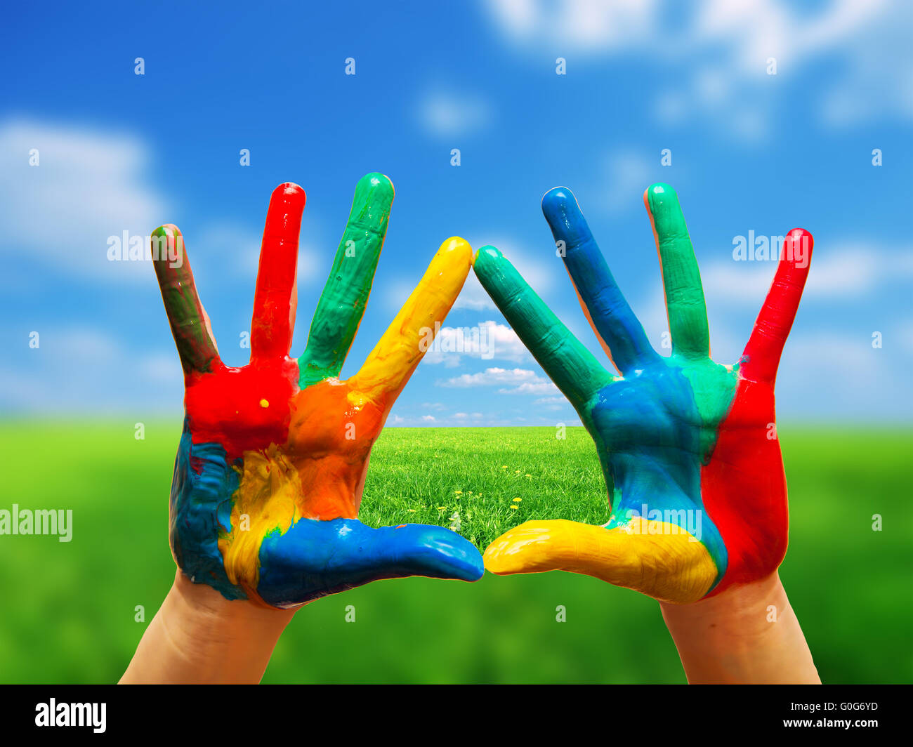 Verniciato colorato mani mostra modo per cancellare la vita felice Foto Stock