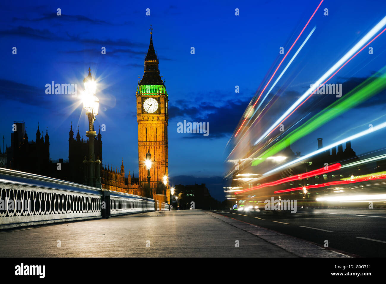 Londra, Regno Unito. Bus rosso in movimento e il Big Ben di notte Foto Stock